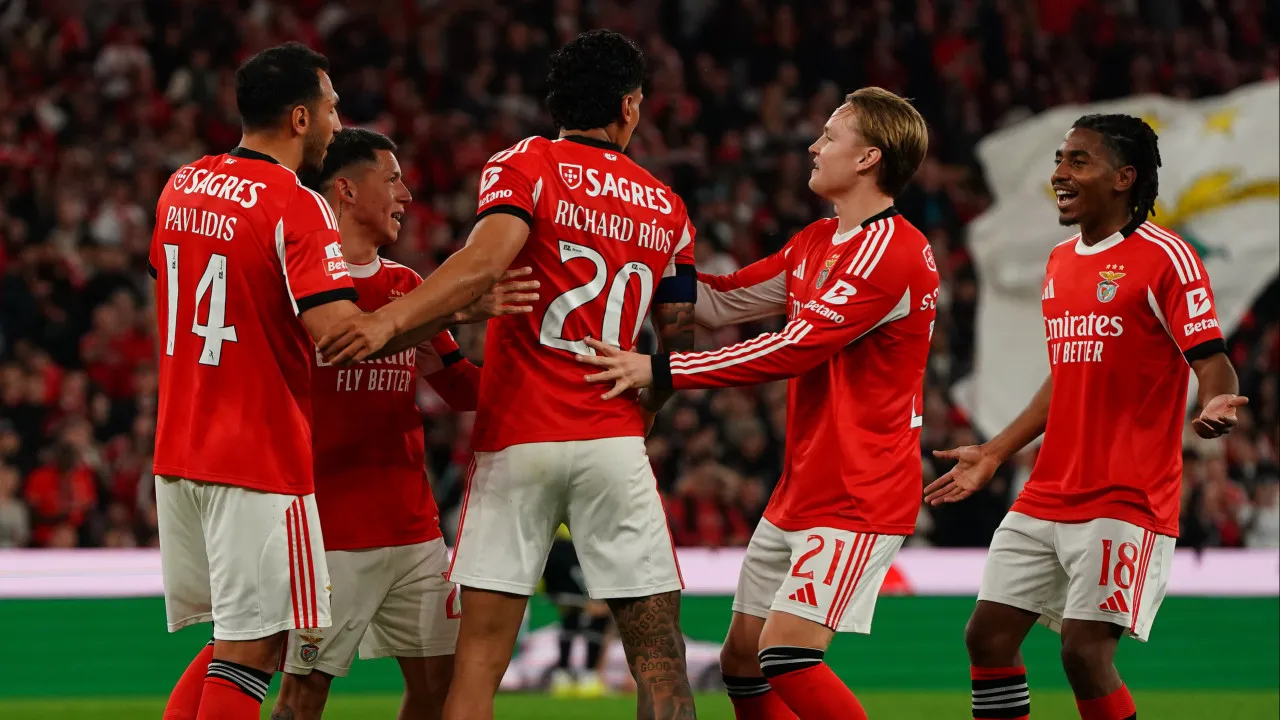Benfica esmaga Vitória SC e deixa o Sporting a tremer