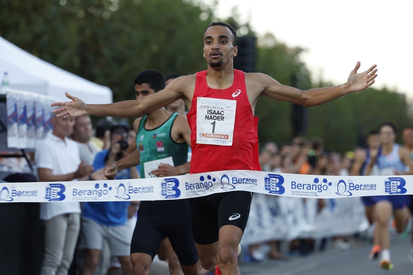 Benfica domina São Silvestre: vitória dupla sob chuva