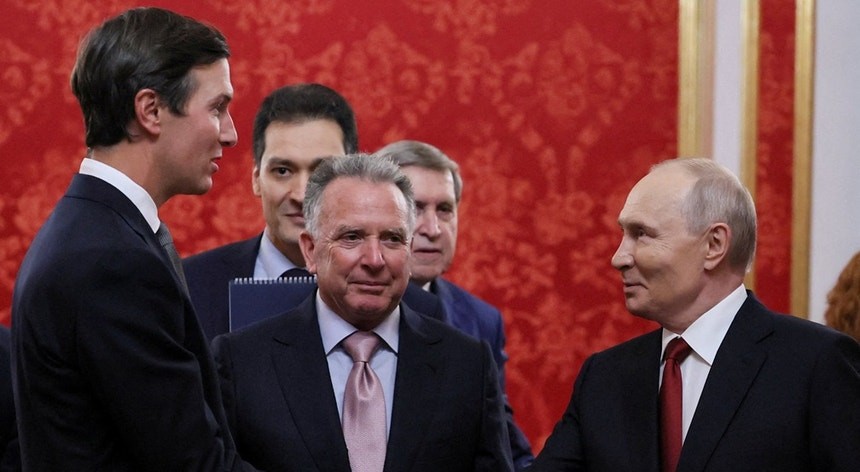 Guerra na Ucrânia: enviados de Trump em Kiev, mas o povo continua a morrer