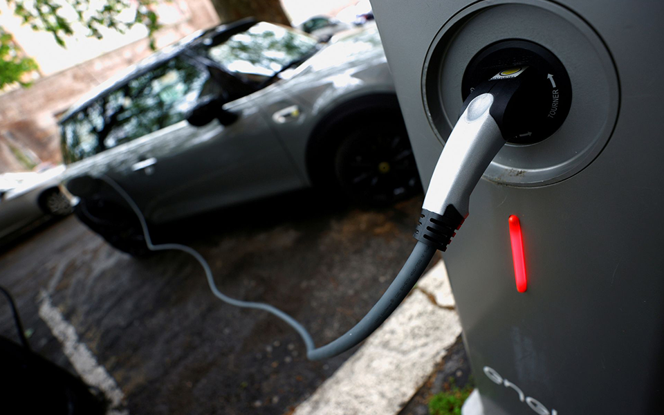 Rede de carregamentos de elétricos cresceu 660% em 10 anos, mas novo regulamento trava o avanço