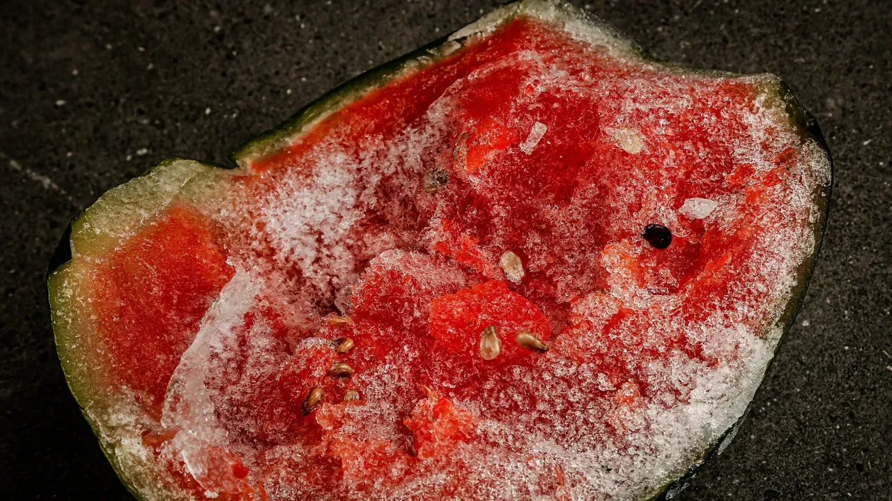 Congelar melancia para o TikTok: a trend que divide opiniões entre nutricionistas e chefs