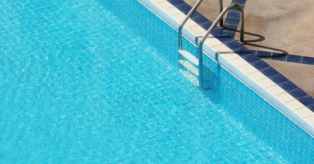 Morte em piscina expõe negligência empresarial com saúde