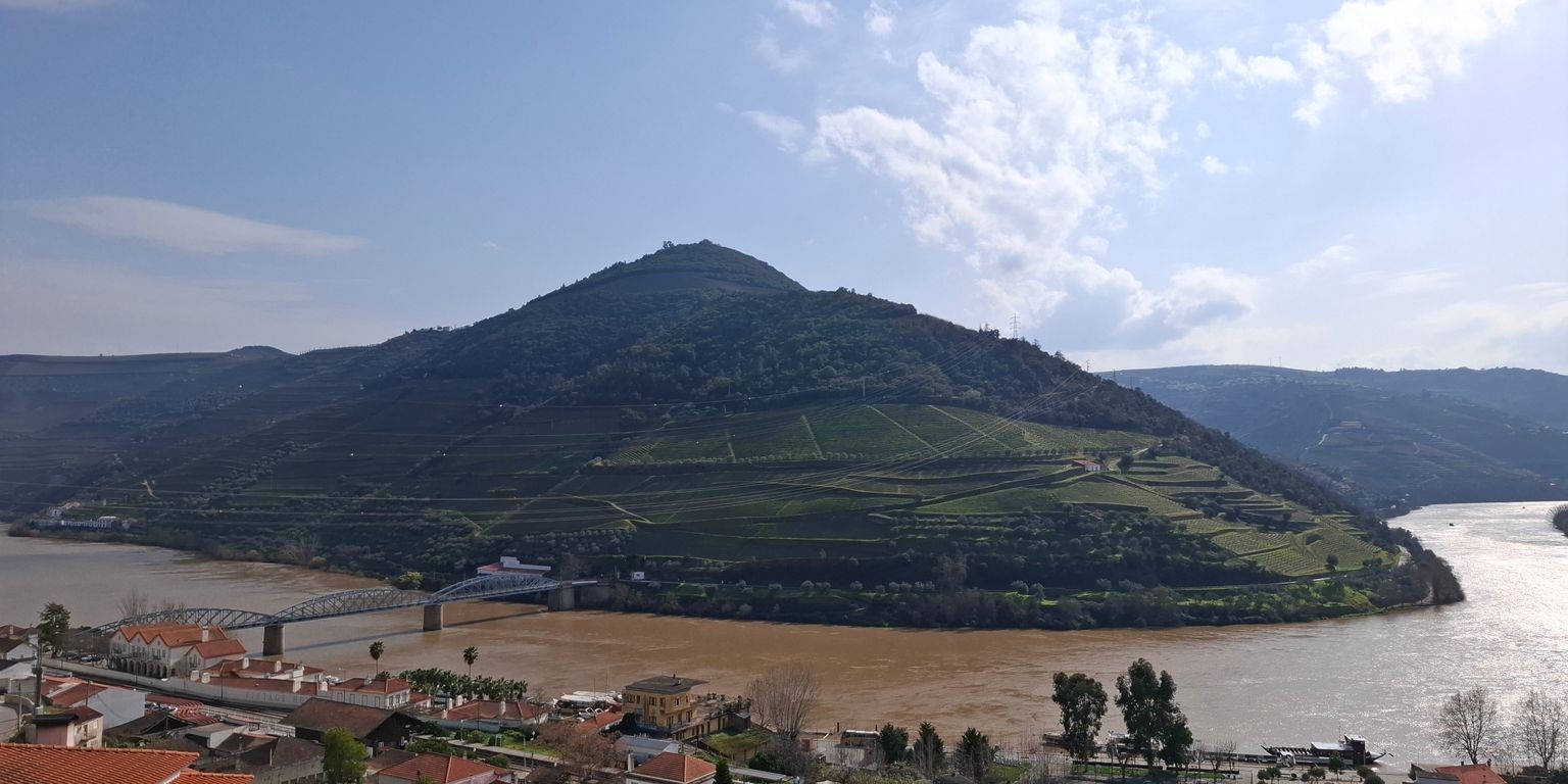 Um dia no Douro visto do rio: a beleza que a estrada esconde