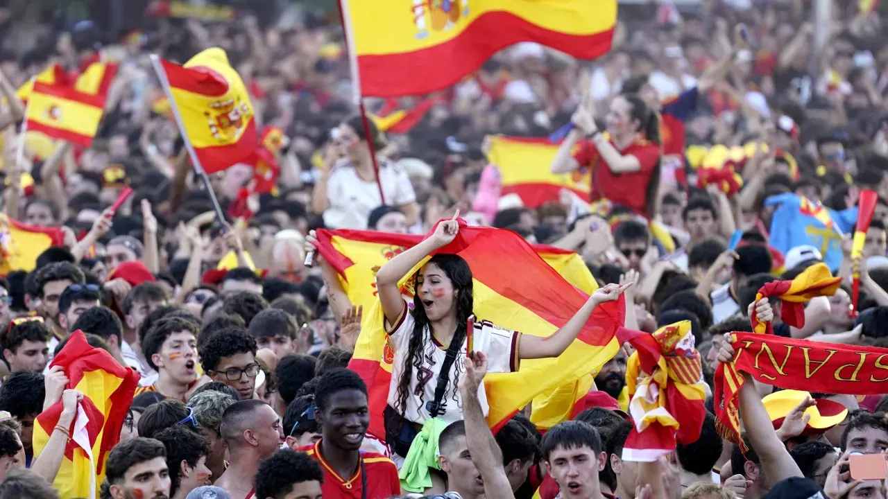 Espanha volta a sonhar 16 anos depois: as praças enchem-se de esperança popular