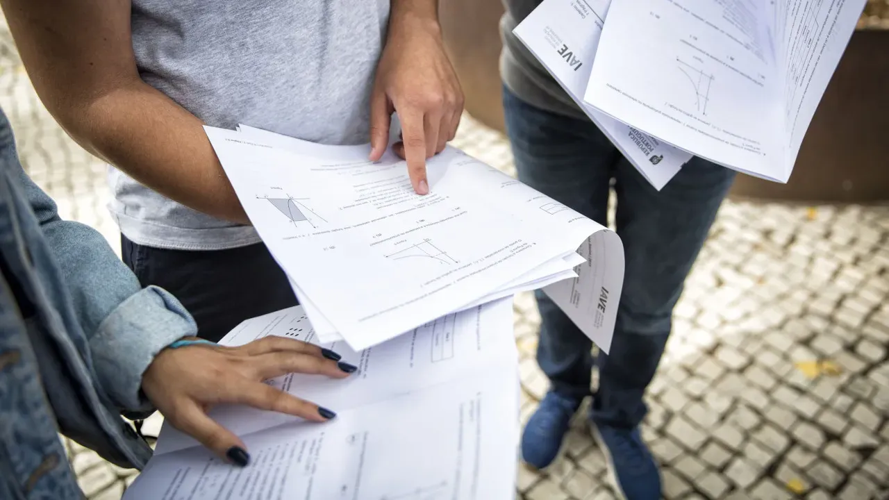 Exame de Português favoreceu quem comprou manual da Leya
