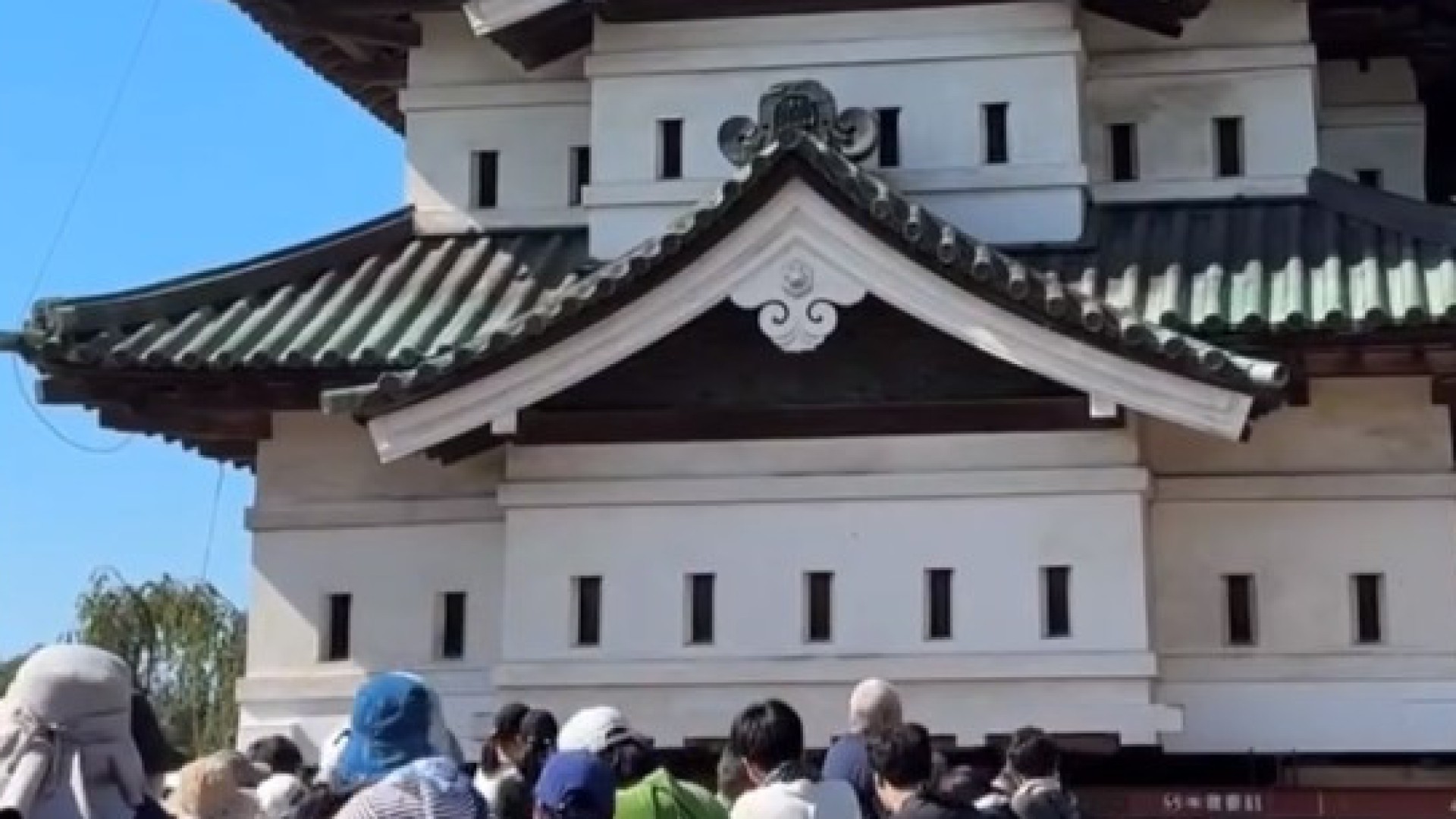 Japoneses puxam castelo de 360 toneladas à mão e mostram que a união faz a força