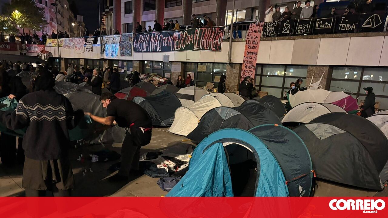 Praça D. João I vazia: polícia desmontou acampada pela habitação no Porto